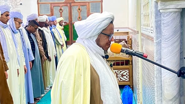 الشيخ  عبد الرؤوف السعيد بن علي، على مراسم ختم إحياء ليلة القدر المباركة بـ “زاوية منبع العلوم النورانية” في منطقة واد الذهب