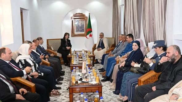 رئيس المجلس الإسلامي الأعلى، الأستاذ الدكتور مبروك زيد الخير والسيدة مريم شرفي، المفوضة الوطنية لحماية الطفولة، وكوكبة من الأساتذة والخبراء والضيوف الكرام المشاركين في الندوة العلمية الموسومة: «الطفولة في الفضاء الرقمي بين التحصين القيمي والحماية القانونية».